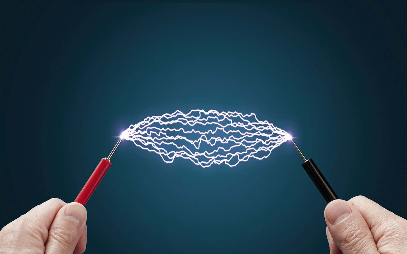在深藍綠色實驗室環境中，手拿探針創造電弧。