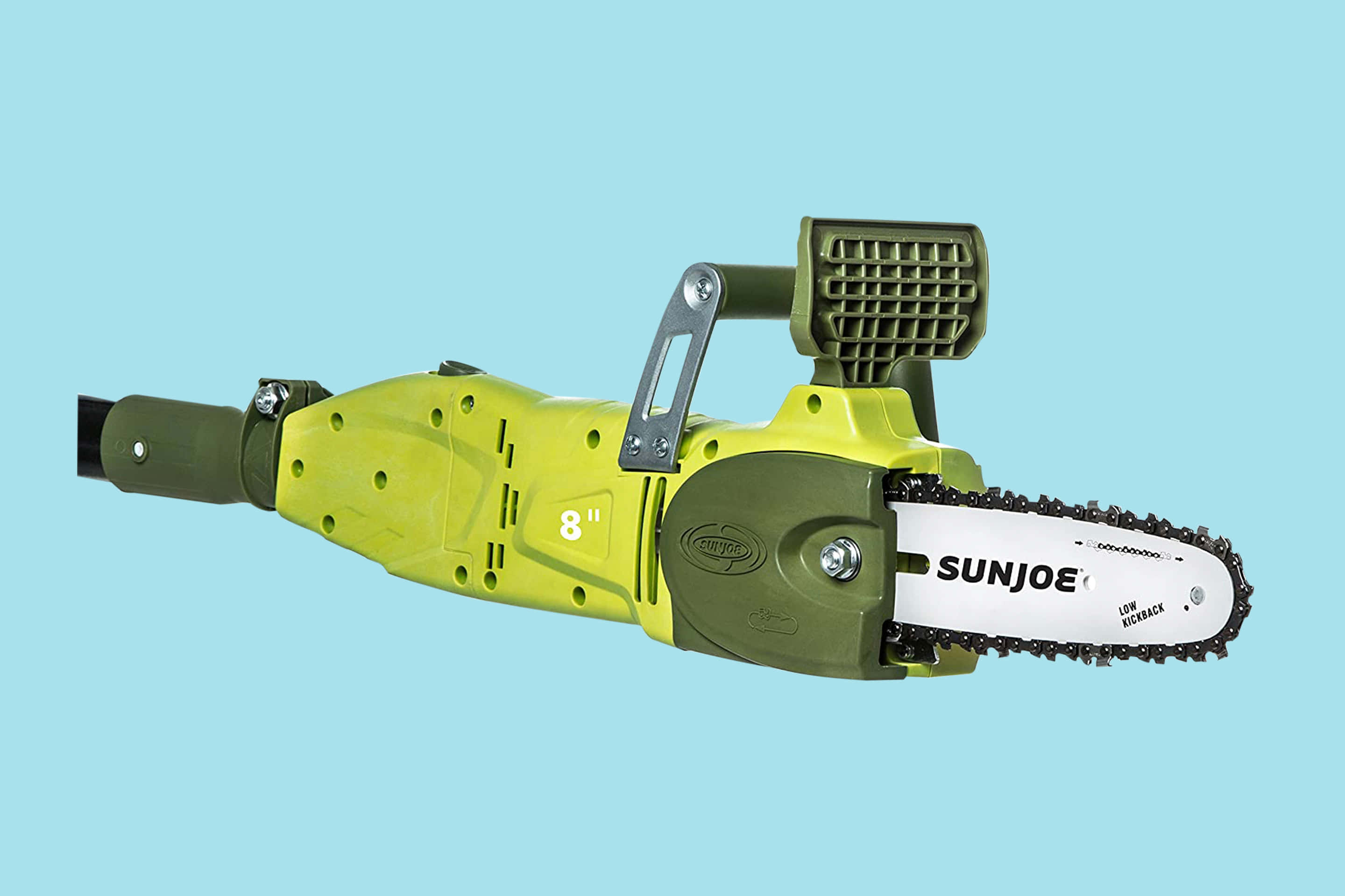 電動電鋸工具圖 壁紙 — 一把青檸綠色和橄欖色的 Sun Joe 8 吋鏈鋸，孤立在純淺藍色背景上。