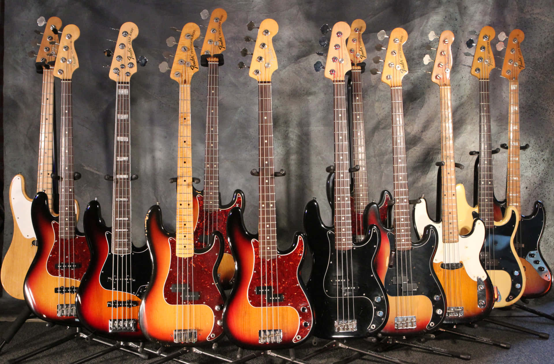 在工作室環境中展示的復古 Fender 低音結他系列。