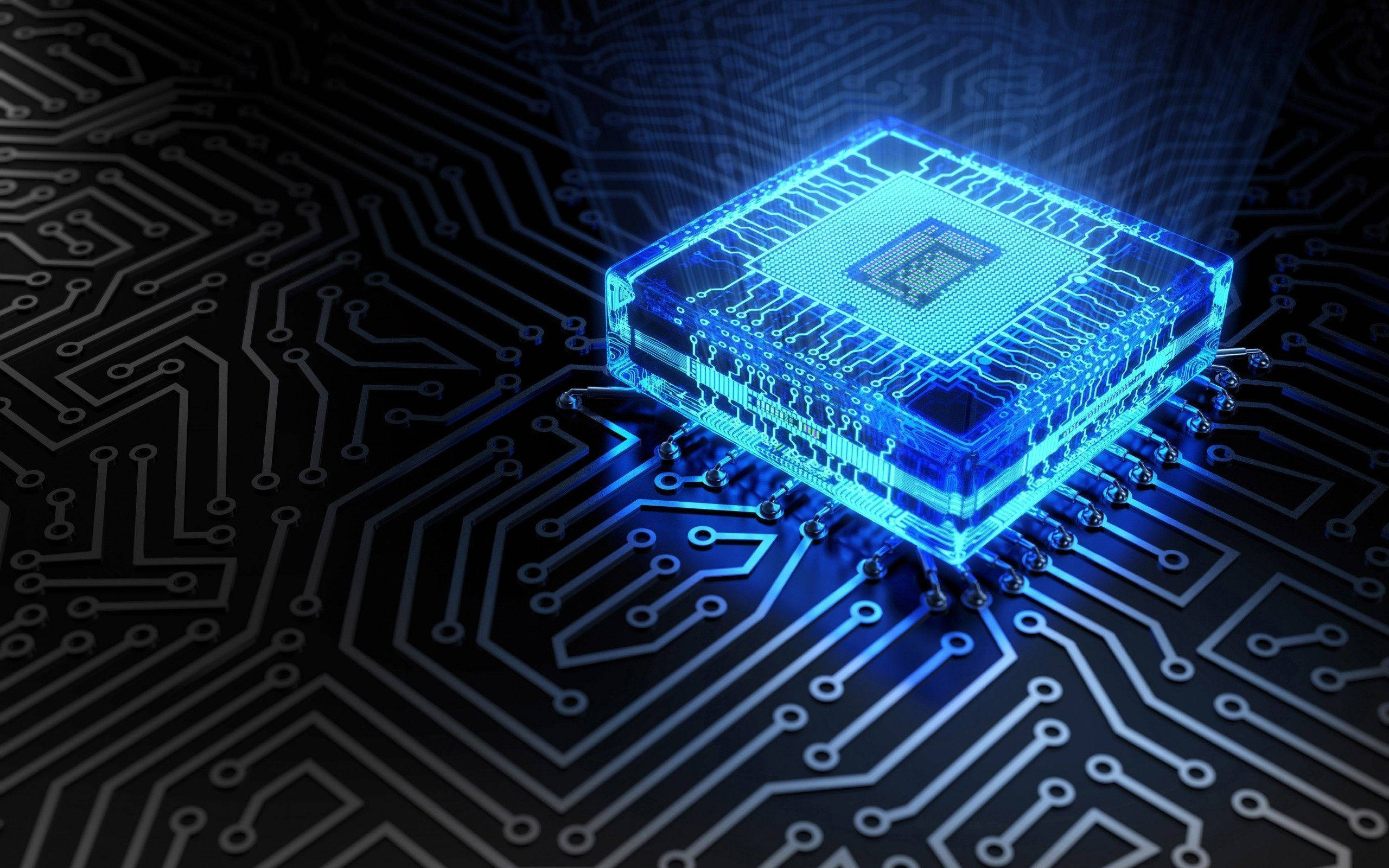 電子 CPU 芯片組 壁紙 — 一個發光的藍色透明微晶片在帶有複雜銀色路徑的深色電路板上脈動著光芒。