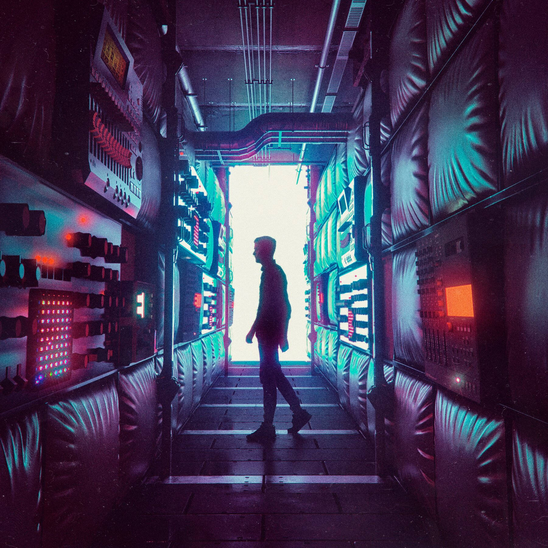 電子走廊的光影載體 壁紙 — 一個孤獨的身影走過一條霓虹燈照亮的走廊，兩旁是發光的控制面板和脈動的燈光，走向明亮的出口。