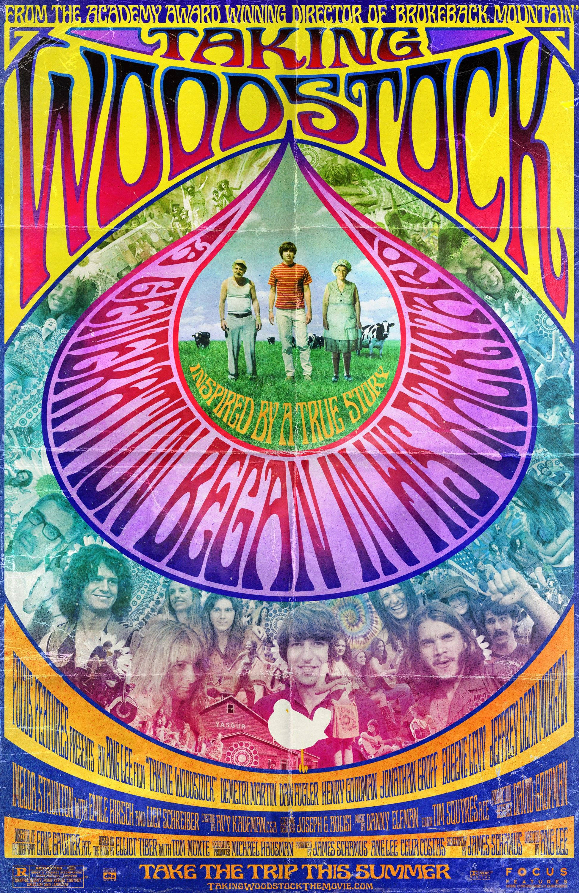 電影《Taking Woodstock》海報 壁紙 — 《胡士托風波》充滿活力的迷幻電影海報，草地上三個中心人物被旋轉的色彩和人群圖像包圍。