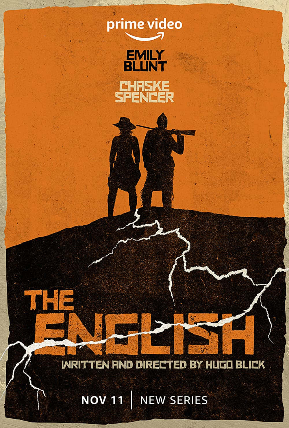 電影《The English》海報：艾米莉·布朗特與查斯克·斯賓塞 壁紙 — 兩個剪影人物站在龜裂的山丘上，以橙色天空為背景，構成《The English》的粗獷海報。