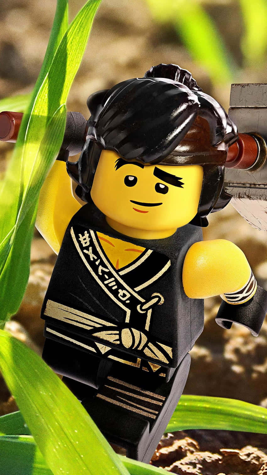 穿著黑色服裝的LEGO忍者人偶站在高高的綠色草地上。