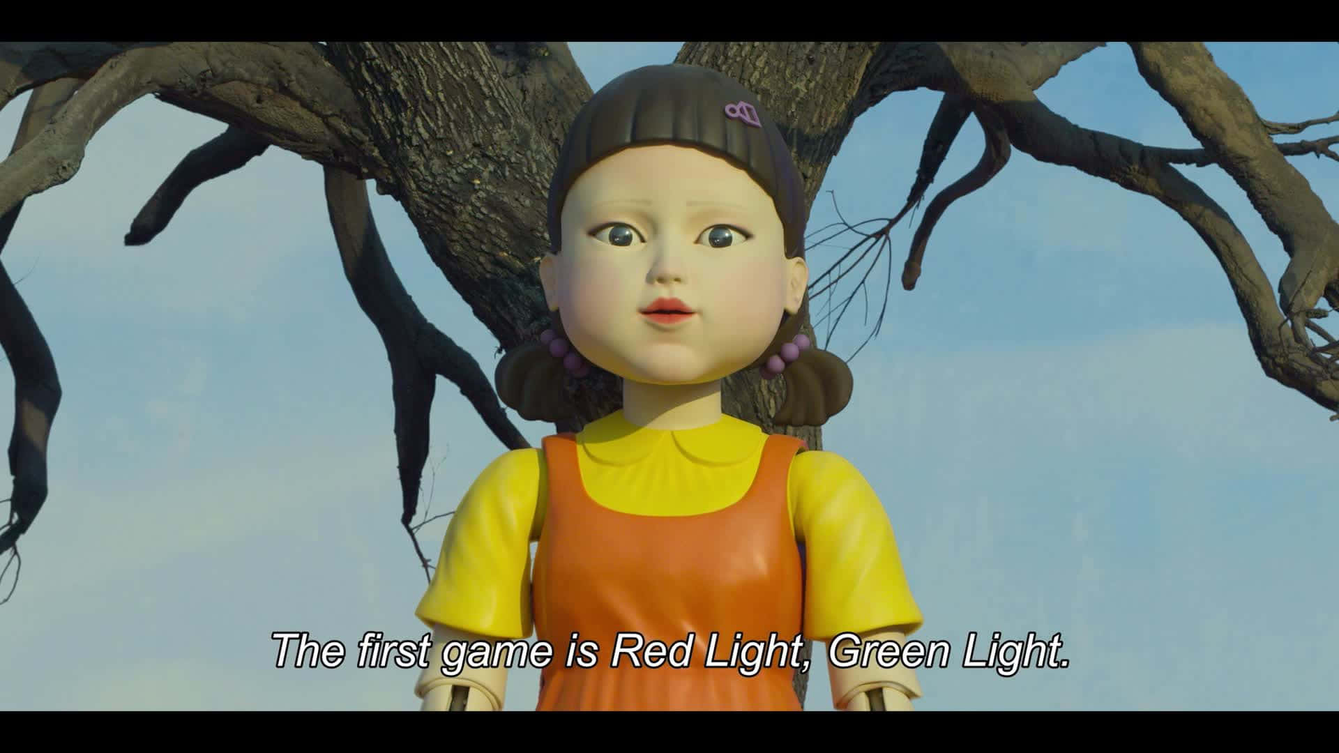 身穿黃色襯衫和橙色圍裙的動畫女孩，在扭曲的樹枝下。