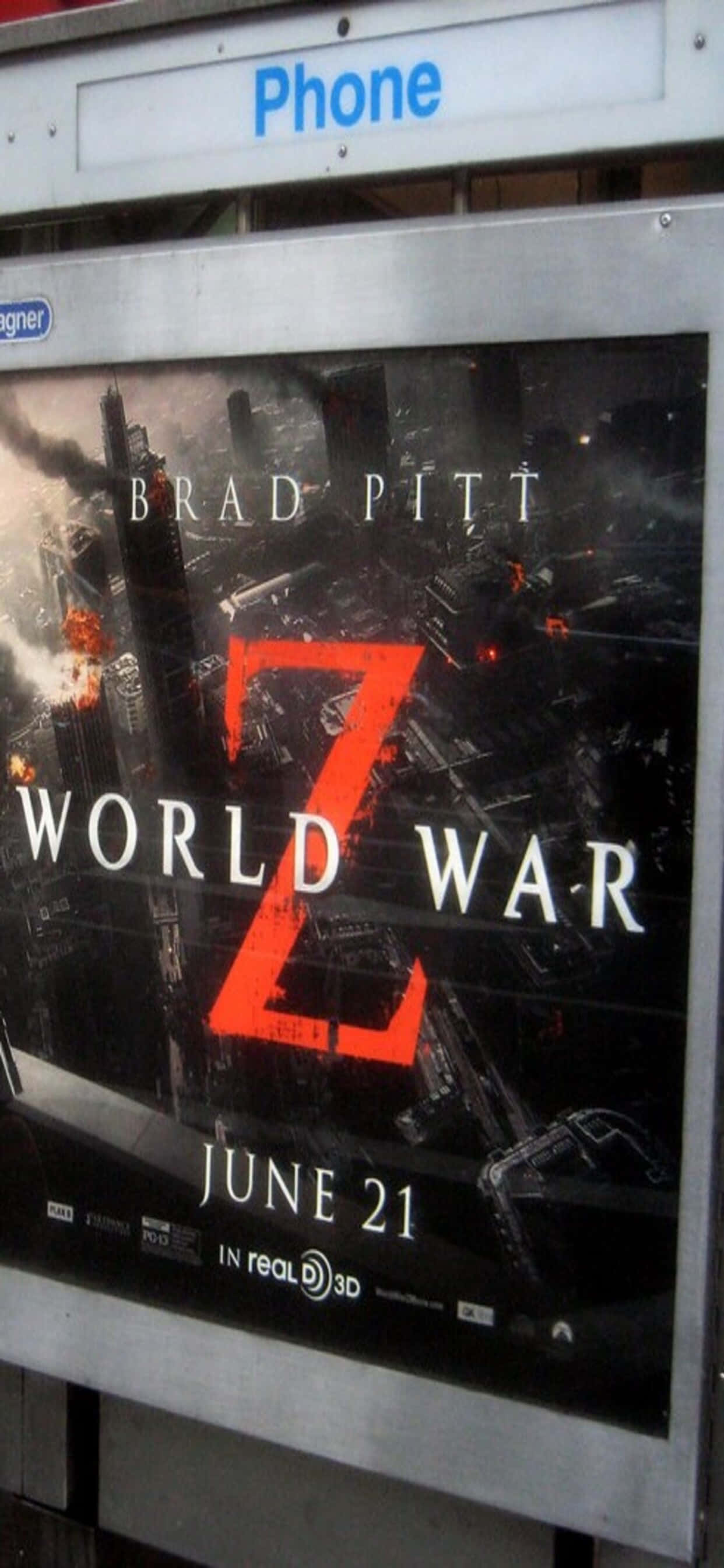 電影院海報 iPhone XS Max《世界末日》背景 壁紙 — 《World War Z》的電影海報，描繪了火熱的殭屍末日城市景觀，並帶有畢彼特的名字和上映日期。