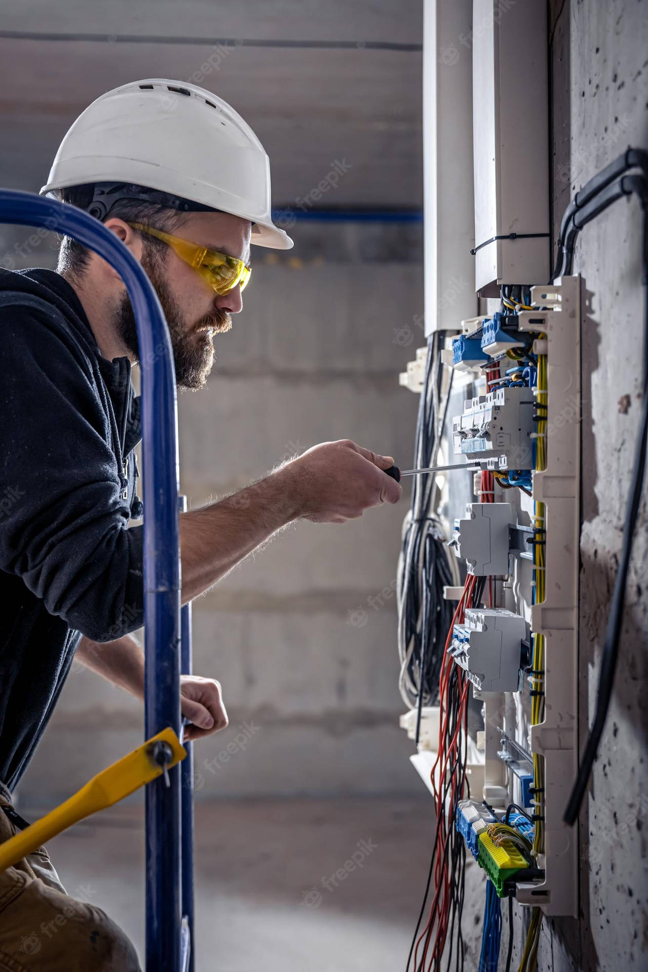 電工在建築工地安裝電線