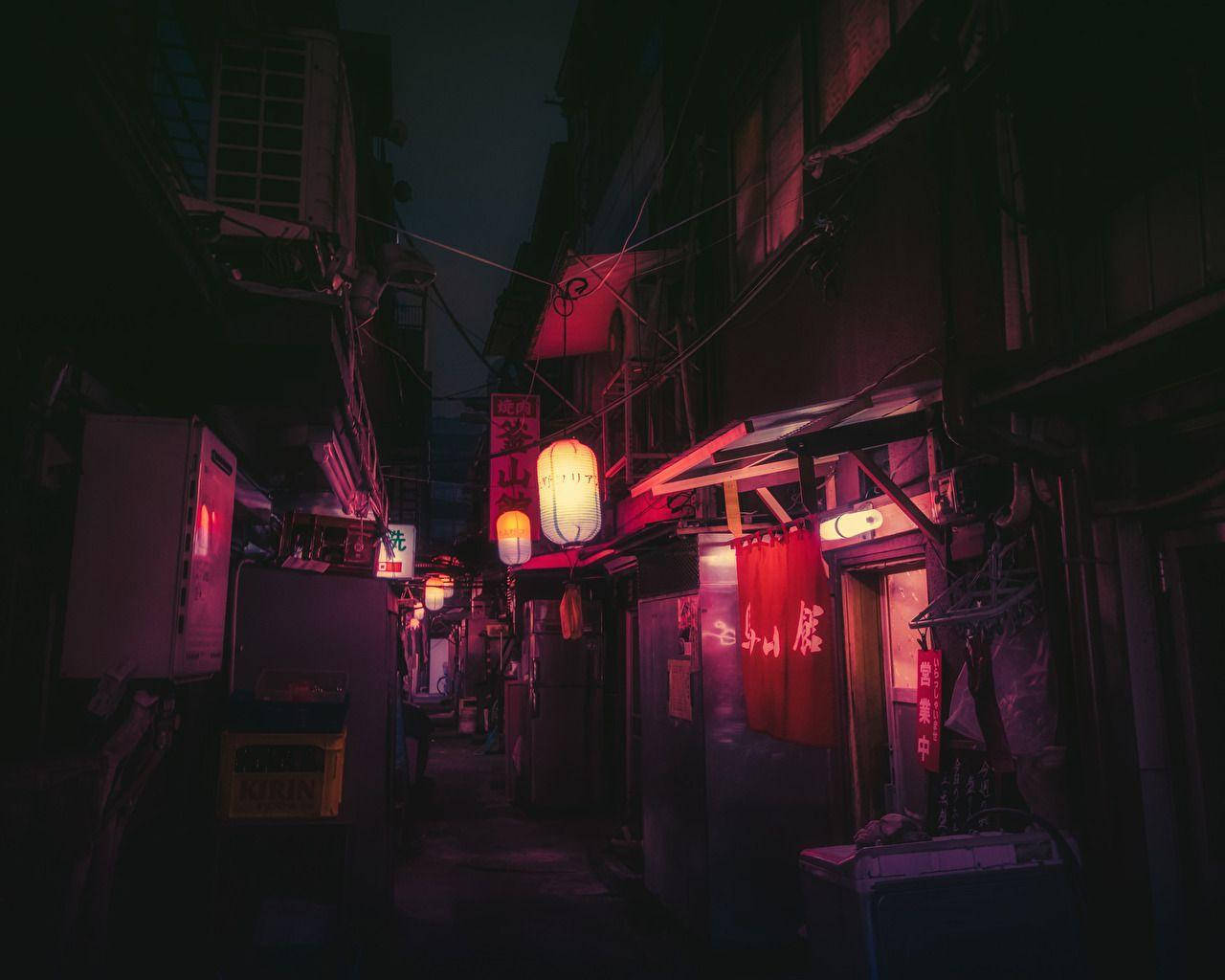 夜晚狹窄的小巷，由紅色和粉紅色的霓虹燈招牌和燈籠照亮。