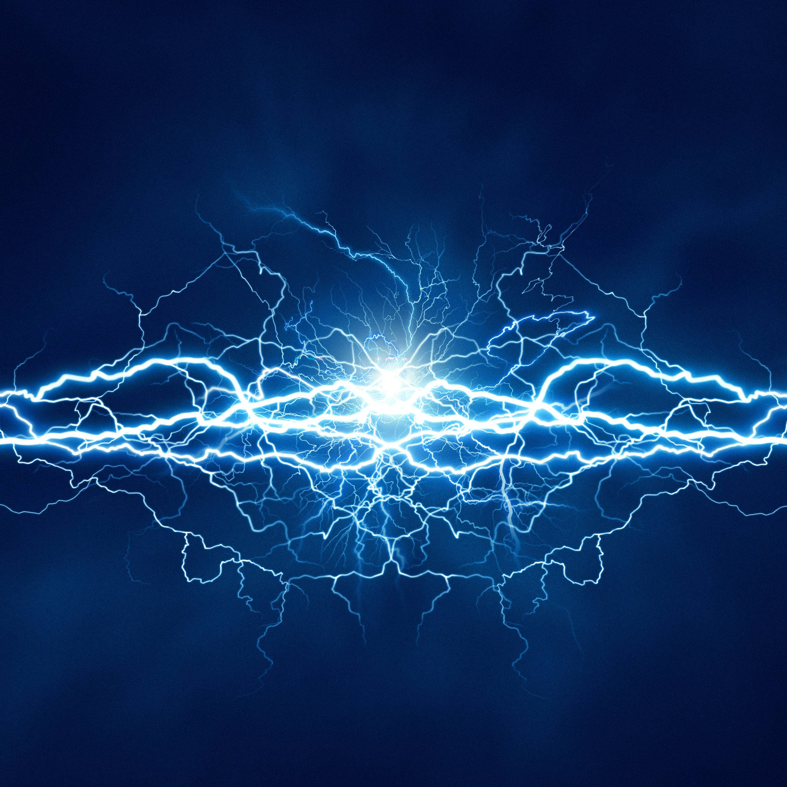 電流絲線交融 壁紙 — 鮮豔的藍色閃電從中央明亮核心向深藍色暴風雨背景輻射。