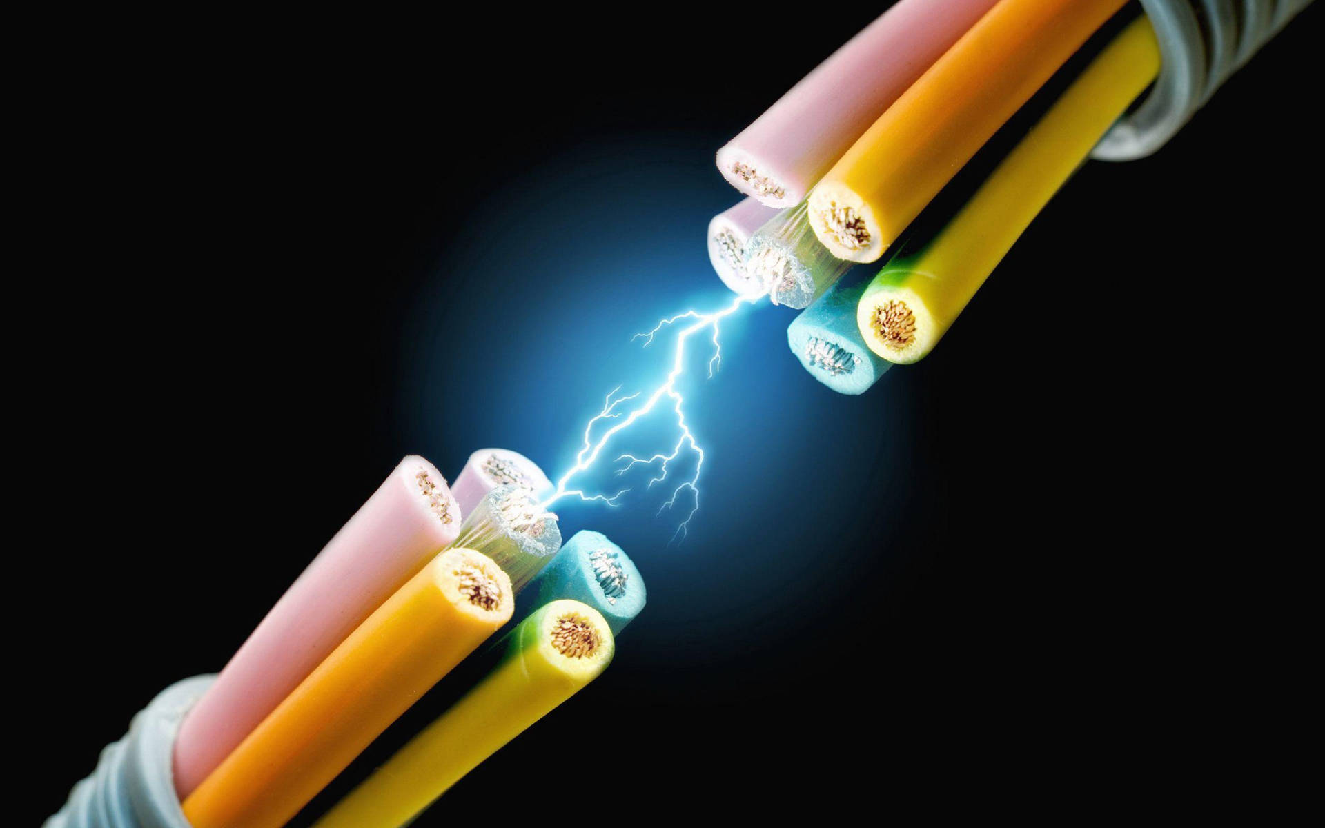 色彩繽紛的電線在黑色背景上閃爍著藍色閃電。