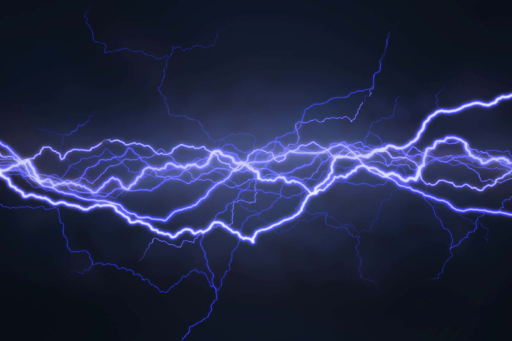 強烈的藍色閃電照亮了黑暗的暴風雨天空。