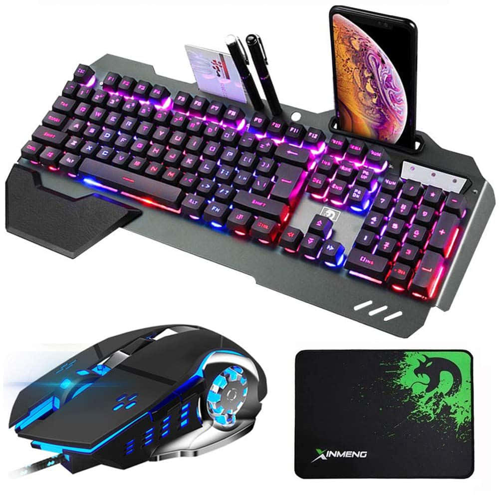 Gaming Accessories 桌布 壁紙 — 電競鍵盤、滑鼠和滑鼠墊套裝，配備鮮豔RGB燈光和手機支架，置於時尚黑色底座上。