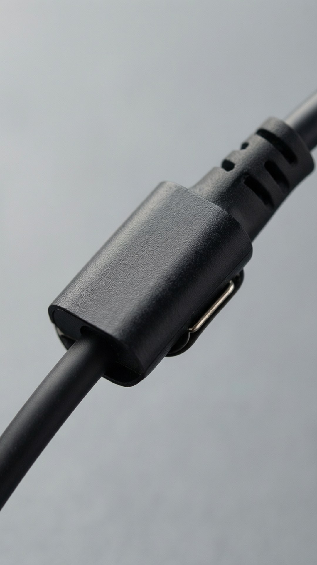 黑色USB-C線材連接器特寫，帶有紋理外殼。