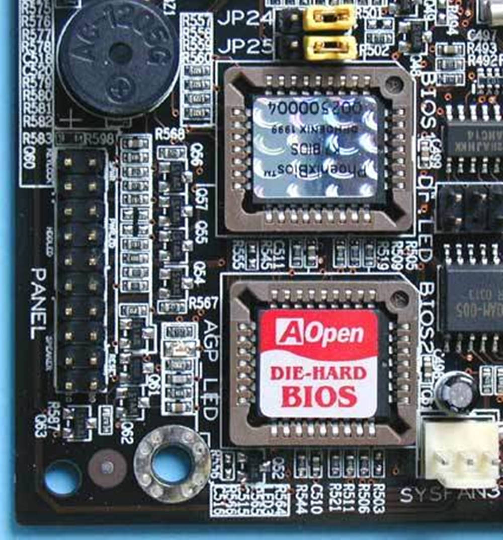 A-open Die-Hard BIOS 壁紙 — 電腦主機板特寫，顯示BIOS晶片和帶有藍色邊框的標籤組件。