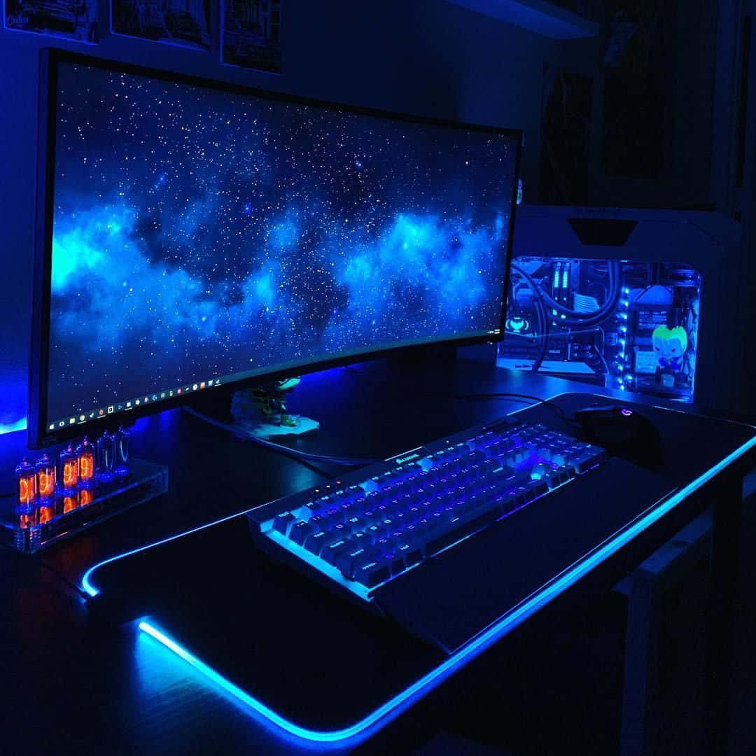 電腦桌上有藍色燈光 壁紙