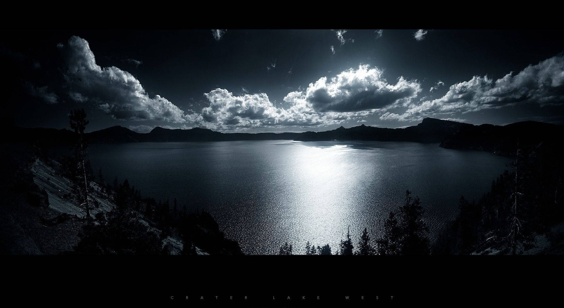 黃昏時分的火山口湖，戲劇性的雲彩和反射的水面。