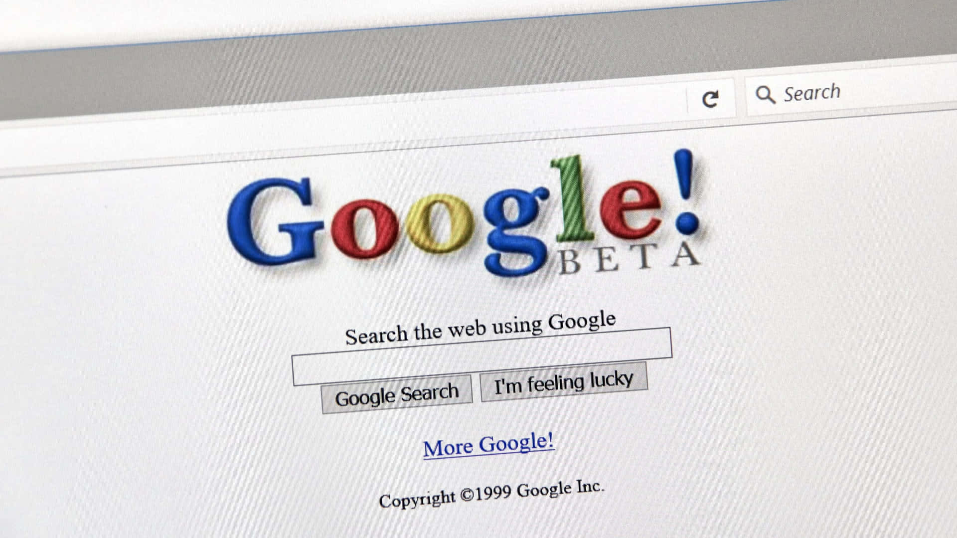 電腦屏幕上顯示的復古 Google Beta 主頁，帶有彩色標誌和搜索欄。