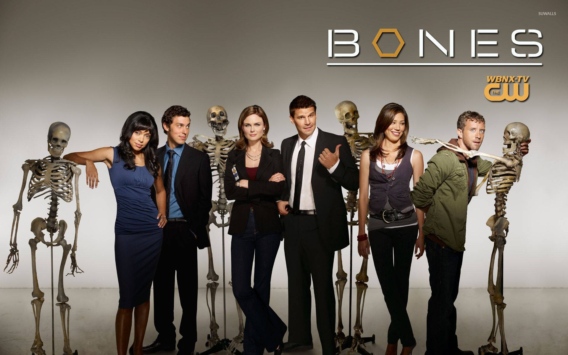 Cast of Bones 電視節目在工作室環境中與骨架合照。