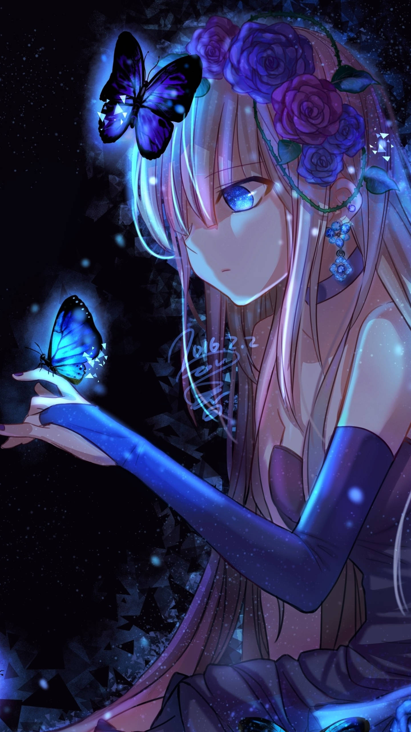 電話女孩 藍蝴蝶 壁紙 — 一個發光的動漫女孩，藍色眼睛和紫色玫瑰在頭髮中，輕輕地拿著一隻藍色蝴蝶，背景是星空夜空。