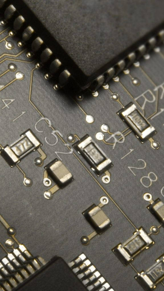 Motherboard 桌布 壁紙 — 電路板特寫，在明亮燈光下顯示焊接組件和印刷電路軌跡。