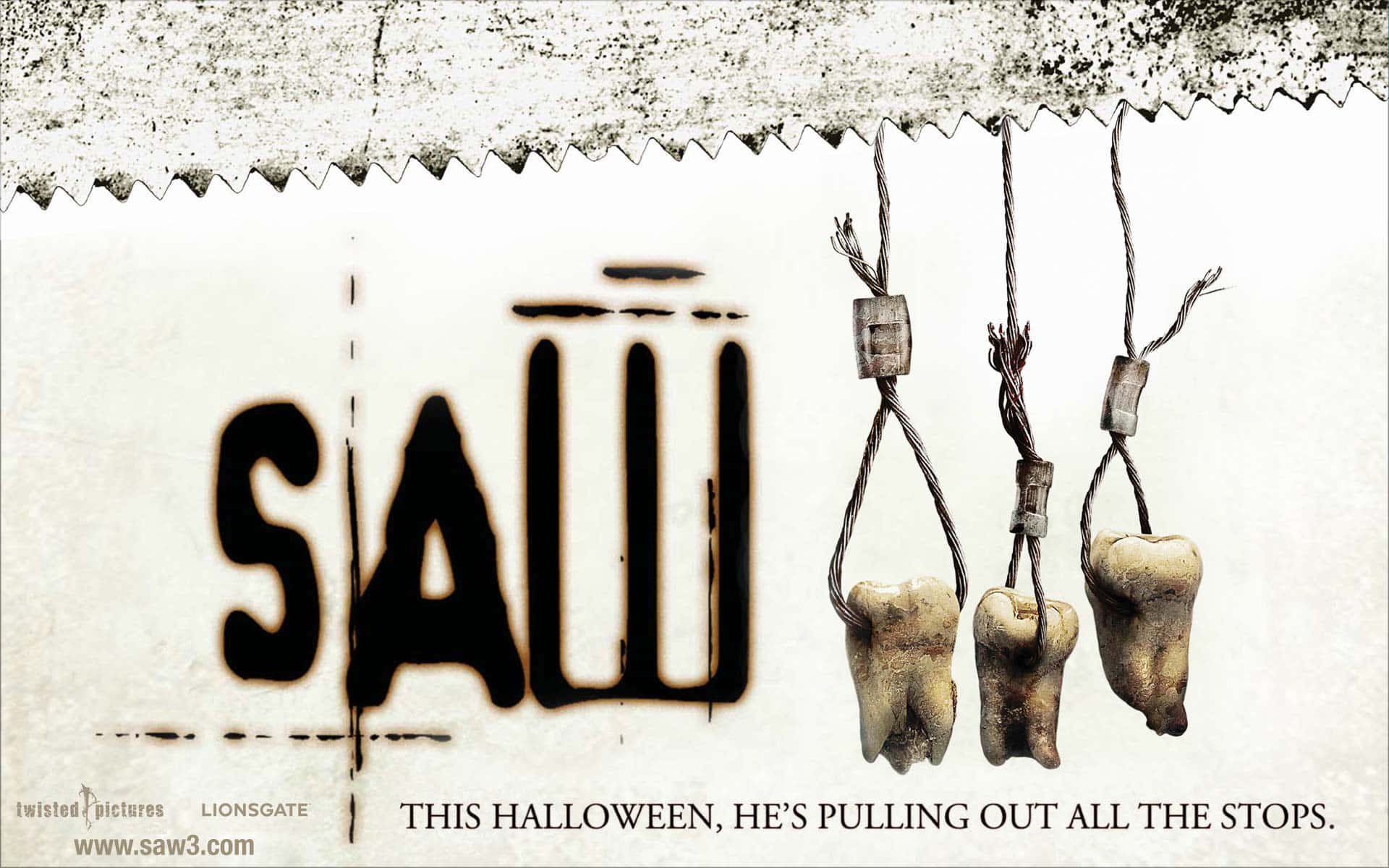 三隻牙齒用鐵線掛喺鋸片上，喺「SAW」字上面。