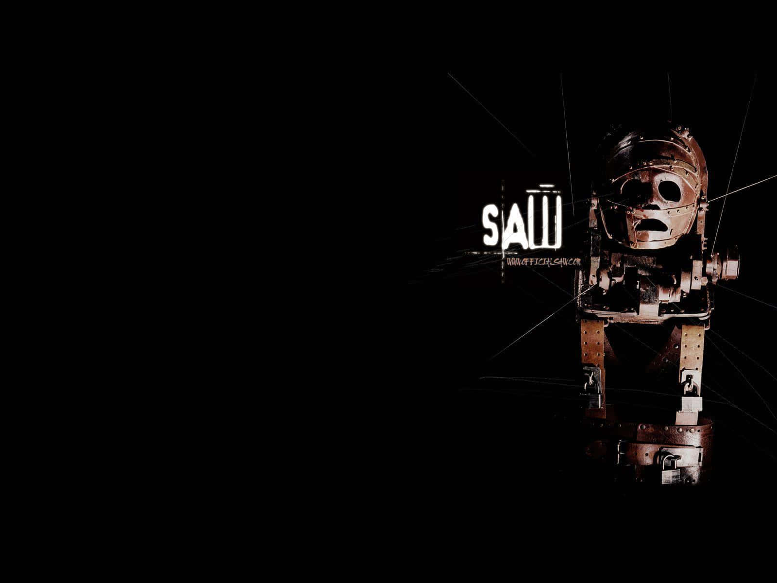 金屬玩偶帶骷髏面具和發光眼睛，在黑暗背景上帶有「SAW」文字。