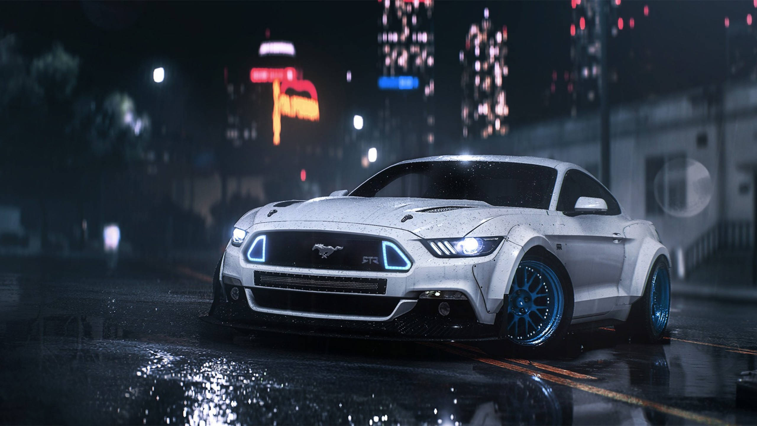 需求速度：報復 Mustang 雨中停泊 壁紙 — 一輛白色福特野馬配藍色輪圈，在雨濕的城市街道上，霓虹燈下閃閃發光。