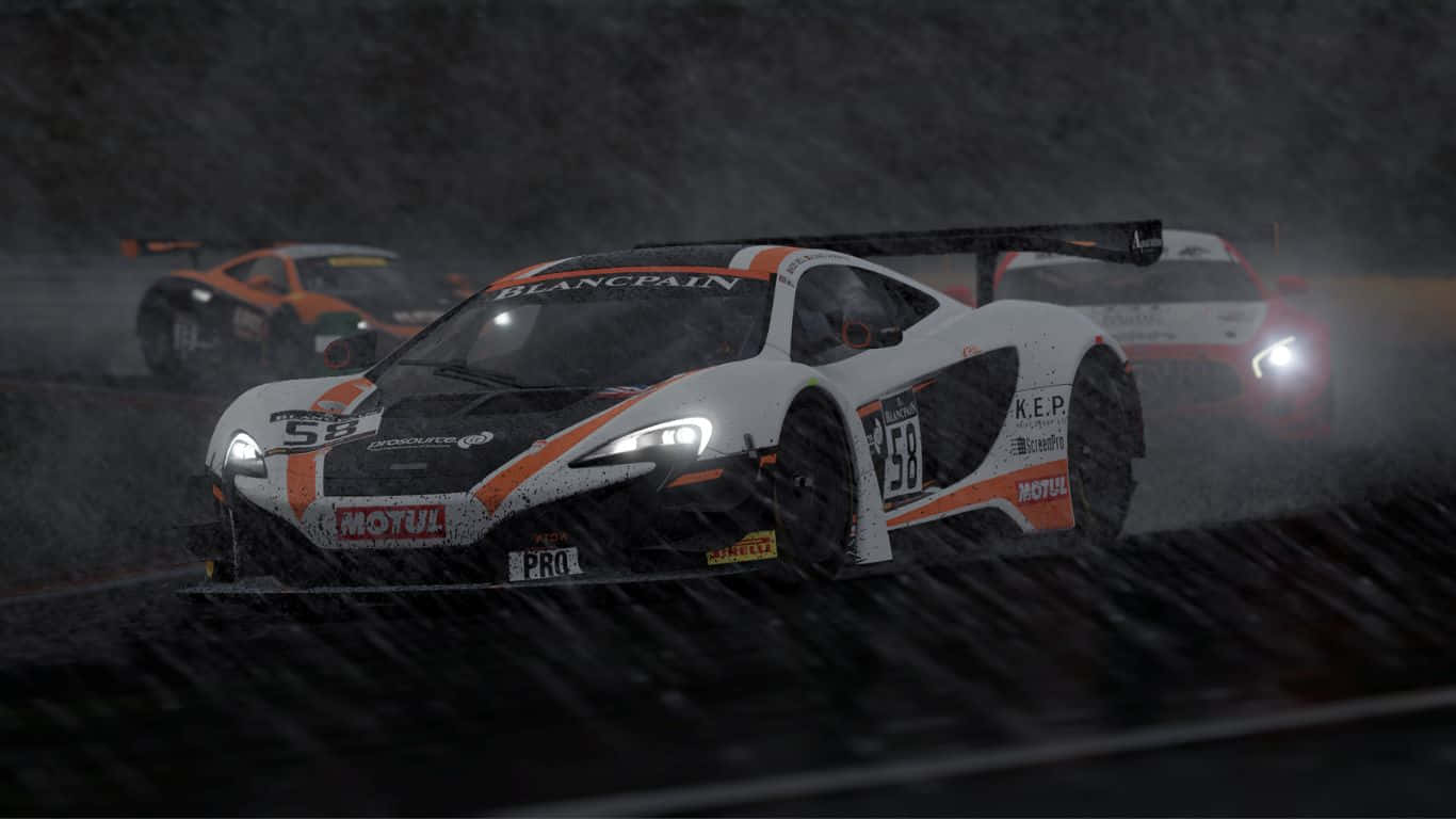 震撼 1366x768 HD Project Cars 2 遊戲背景 壁紙 — 一輛白色和橙色、編號58的賽車在滂沱大雨中疾馳在濕滑的賽道上，車頭燈劃破迷霧。