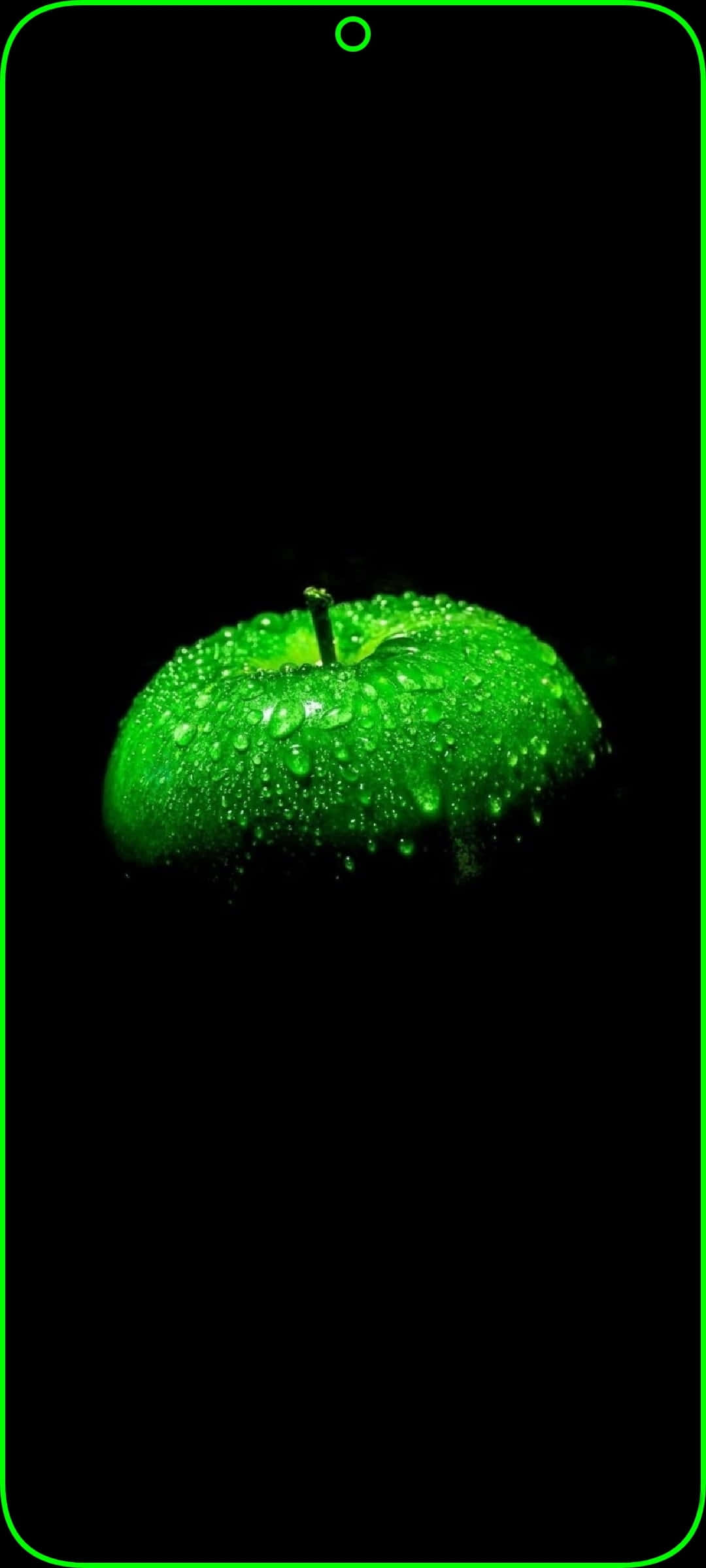 震撼 4K AMOLED 壁紙 — 一個充滿活力的青蘋果在純黑背景下閃爍著水滴。