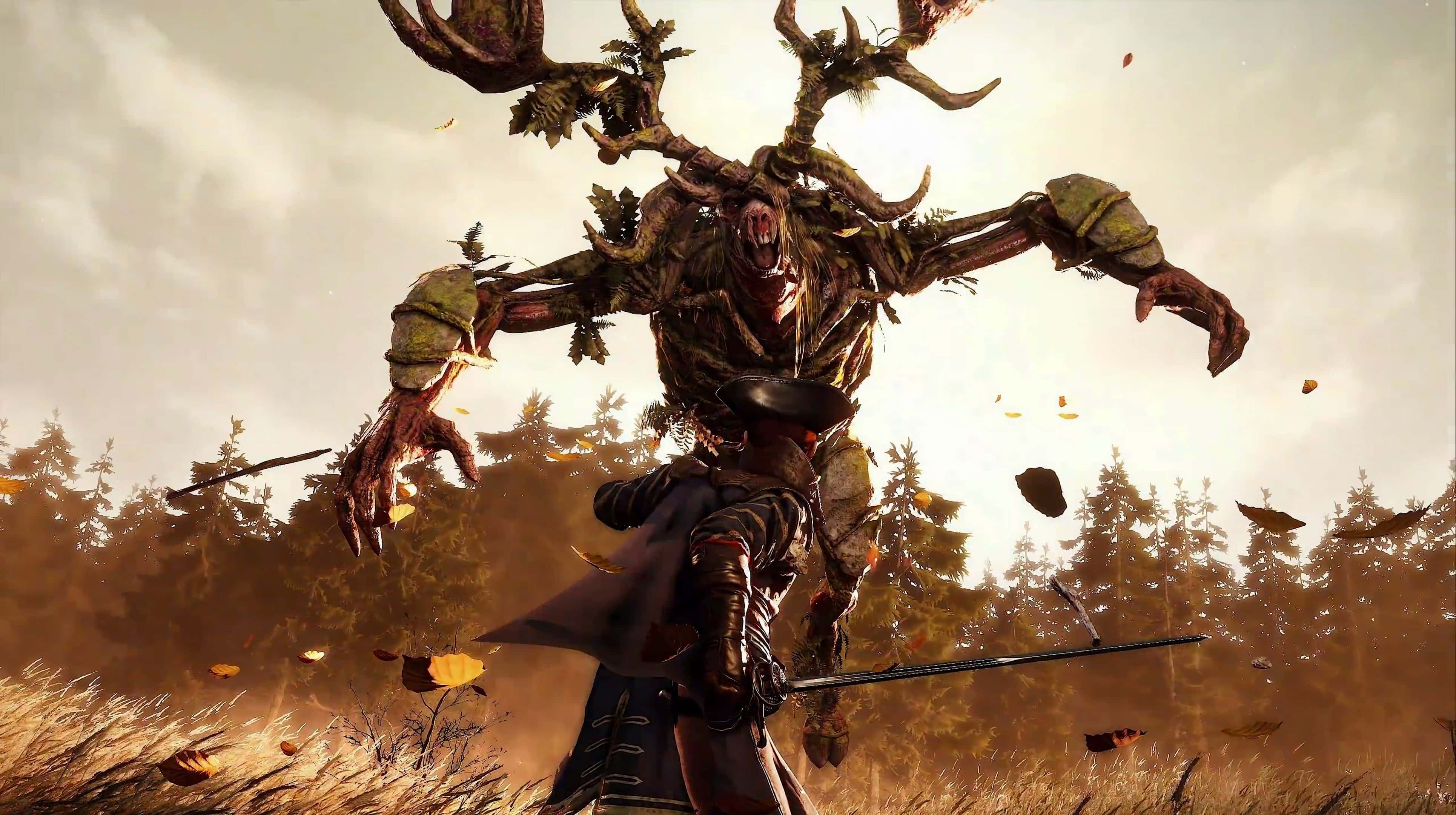 震撼《GreedFall》高畫質背景：遊戲內迷人風景 壁紙 — 一名身穿暗色盔甲的戰士在金色秋林中對峙著一個高聳的、長有鹿角和抓握雙手的怪異樹精。