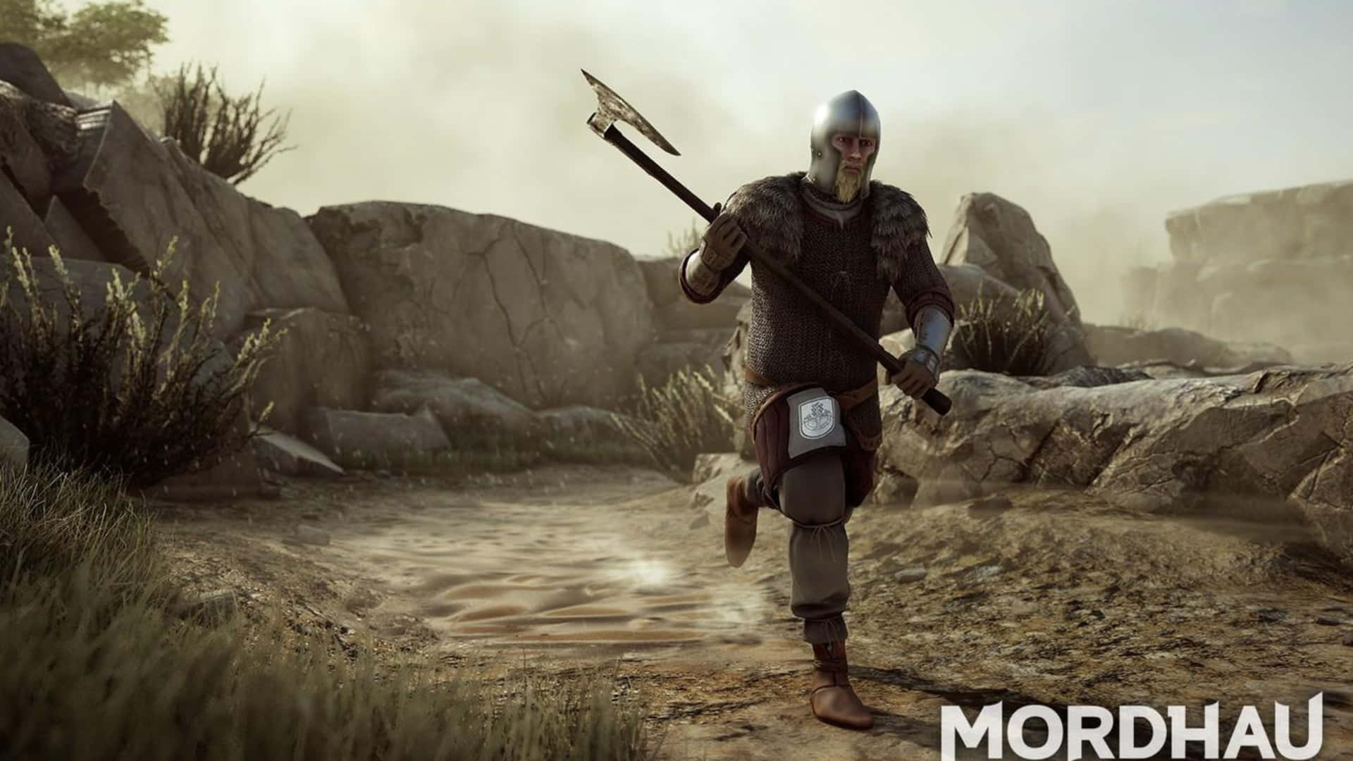 中世紀戰士在遊戲 Mordhau 中持斧跑過岩石地形。