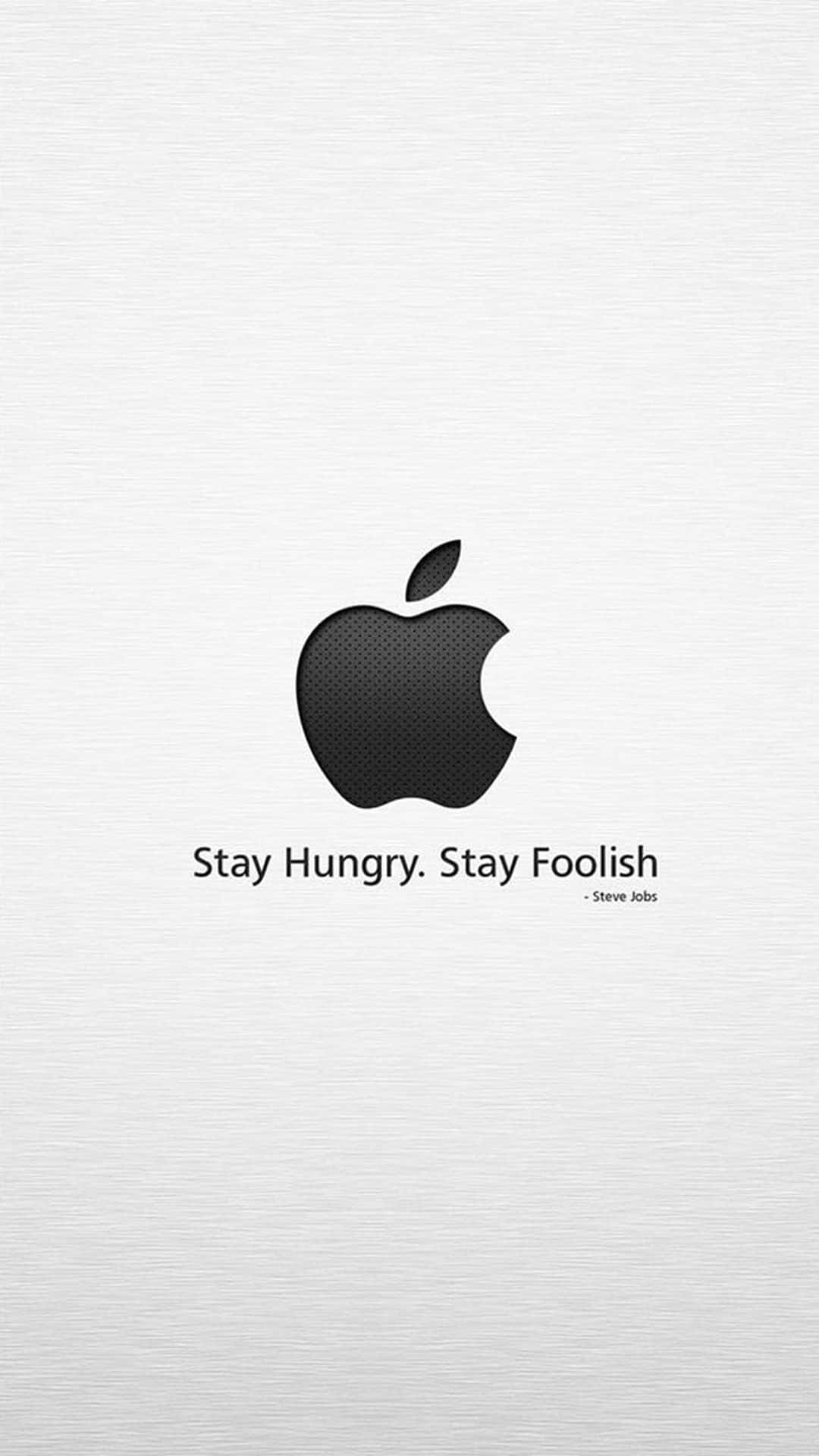 黑色Apple標誌，帶有紋理表面，以及Steve Jobs的Stay Hungry Stay Foolish引言，位於拉絲銀色背景上。