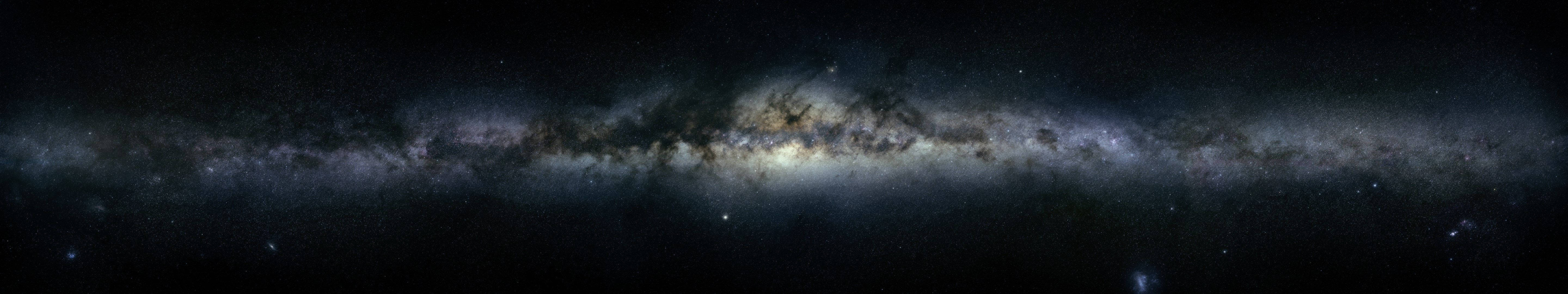 銀河系橫跨夜空，充滿恆星和宇宙塵埃。