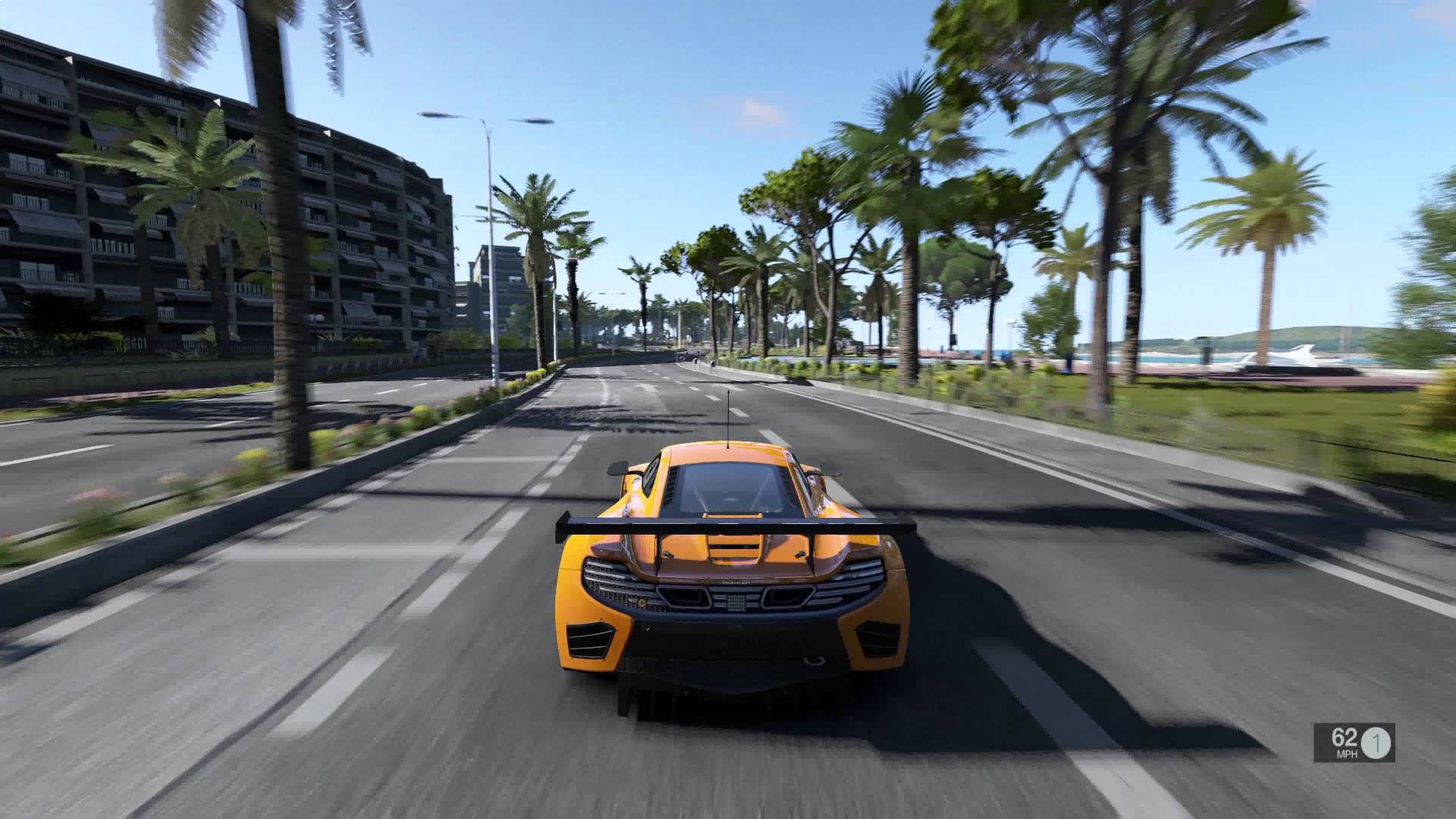 震撼視覺 Project Cars 4K 呈現麥拉倫 650S 壁紙 — 一輛亮橙色的賽車在晴朗藍天下沿著棕櫚樹成蔭的海岸道路飛馳。