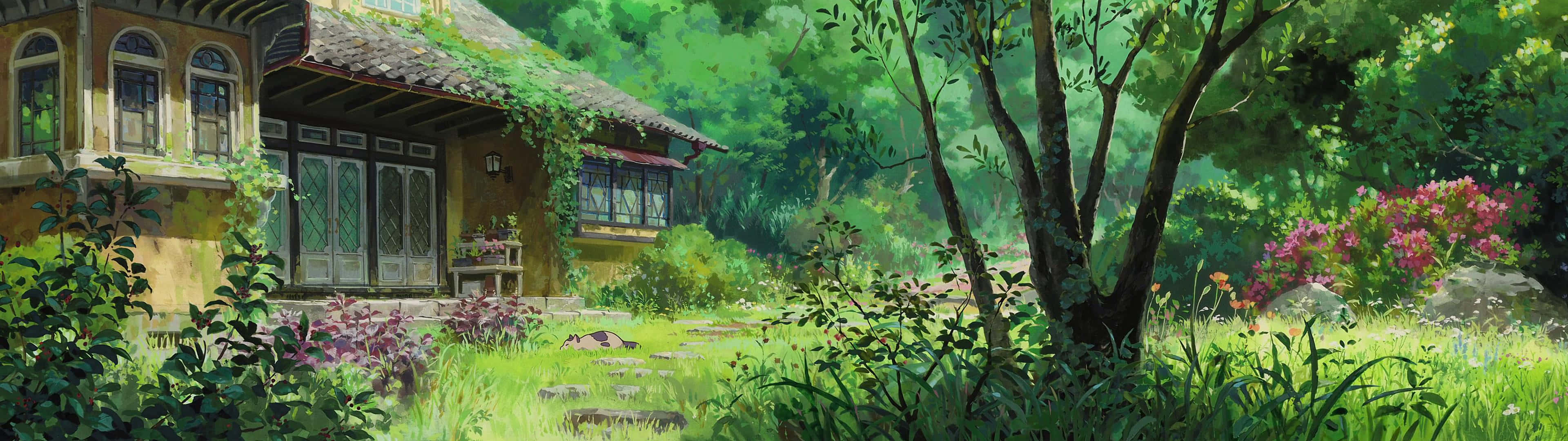 震撼雙螢幕自然風景壁紙 壁紙 — 一間陽光普照的小屋，坐落在茂密的綠意中，盛開的粉紅色花朵和斑駁的森林光線穿過高大的樹木。
