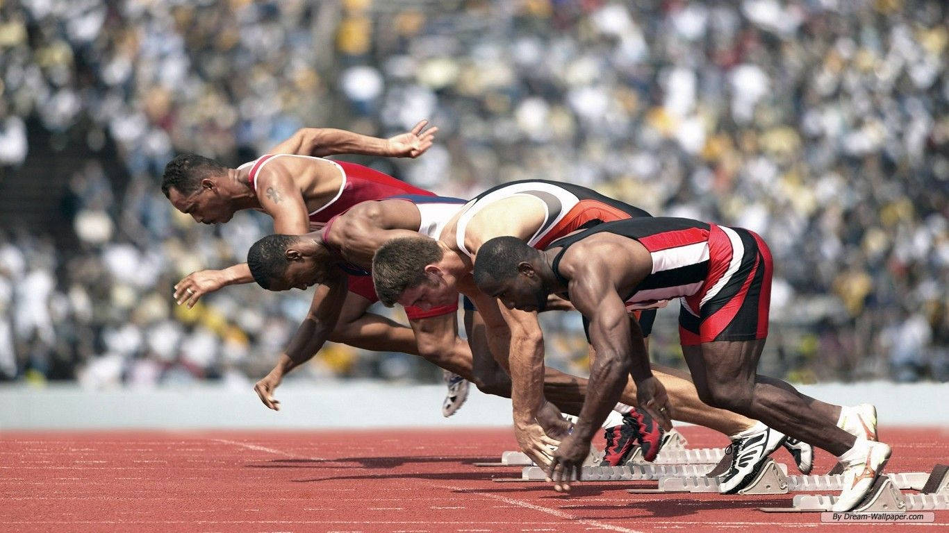 震撼高畫質運動遊戲 壁紙 — 四名男性短跑運動員在紅色跑道上從起跑器出發，背景是模糊的人群。