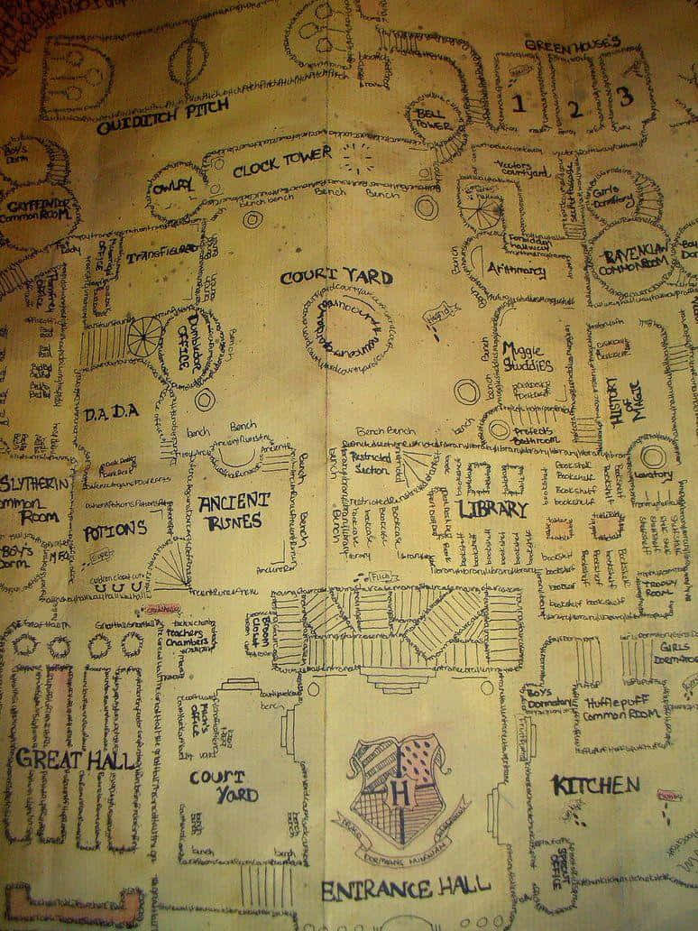 The Marauder's Map 桌布 壁紙 — 霍格華茲學校的手繪羊皮紙地圖，以奇幻風格標示房間和地標。