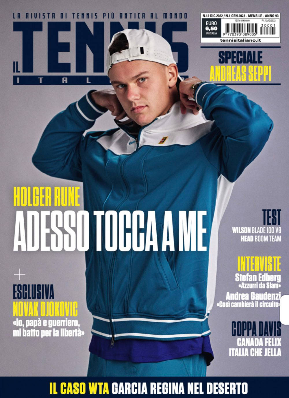 網球選手 Holger Rune 登上意大利網球雜誌封面，身穿藍色外套。