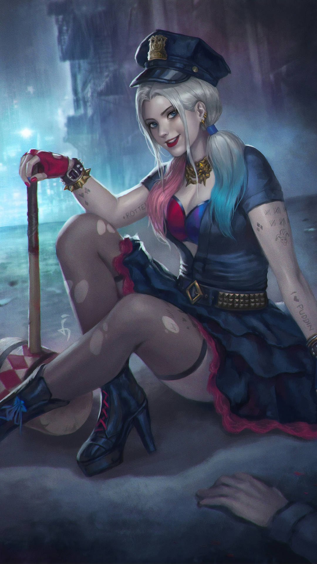 哈莉·奎茵穿著警察制服，在下雨的小巷中手持球棒