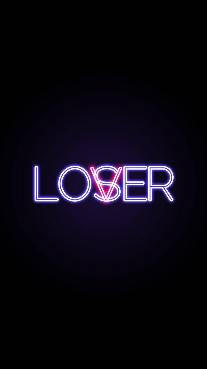 在深色背景上以紫色和粉紅色顯示「LOSER」的霓虹燈標誌。