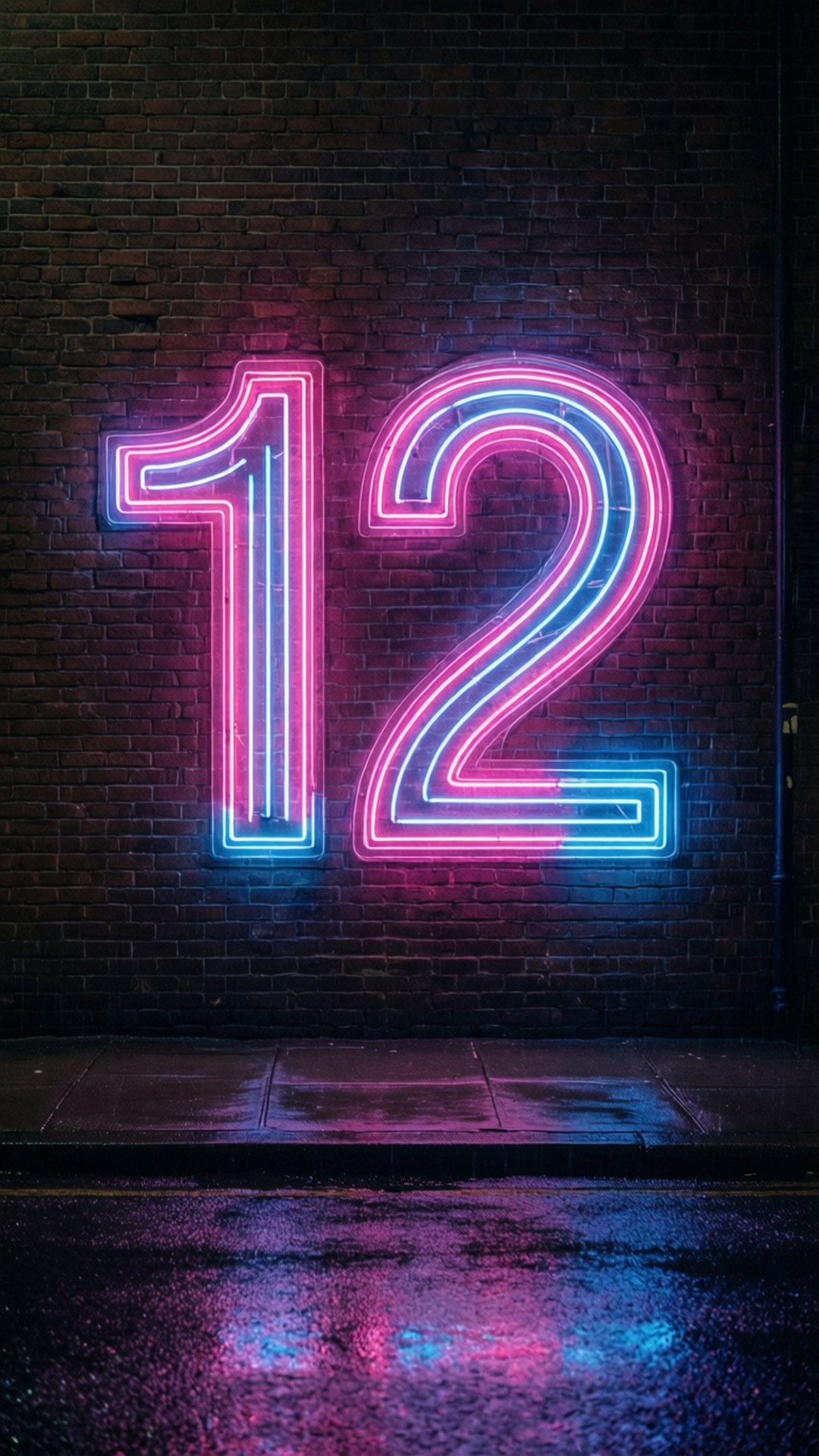 霓虹12號標誌 壁紙 — 一個發光的霓虹燈牌，在深色磚牆和下方濕漉漉的人行道上顯示粉紅色和藍色色調的數字十二。