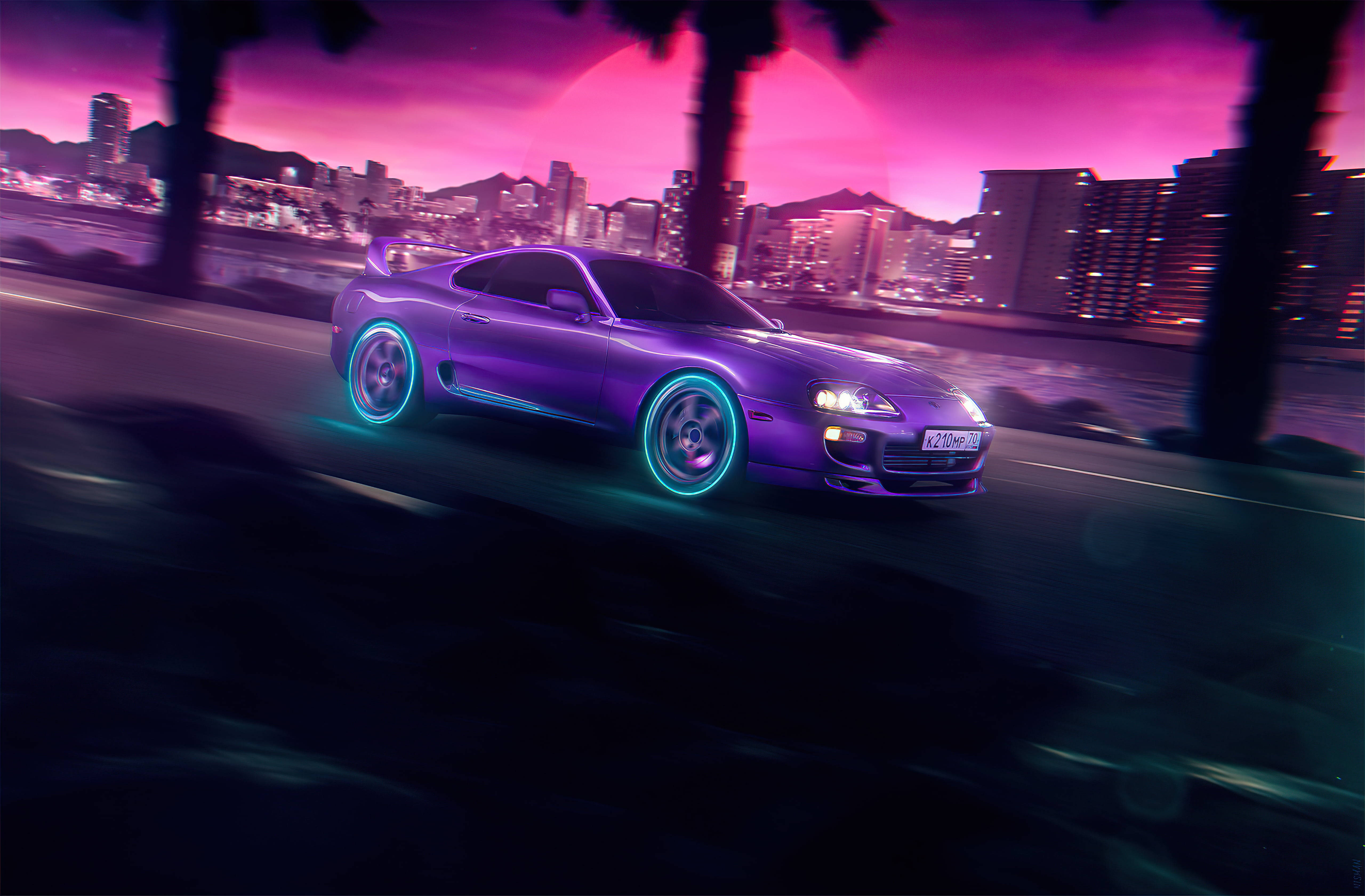 霓虹4K Supra 3D 壁紙 — 一輛發光的紫色跑車沿著海岸公路疾馳，背景是霓虹粉紅色的日落、棕櫚樹和城市燈光。