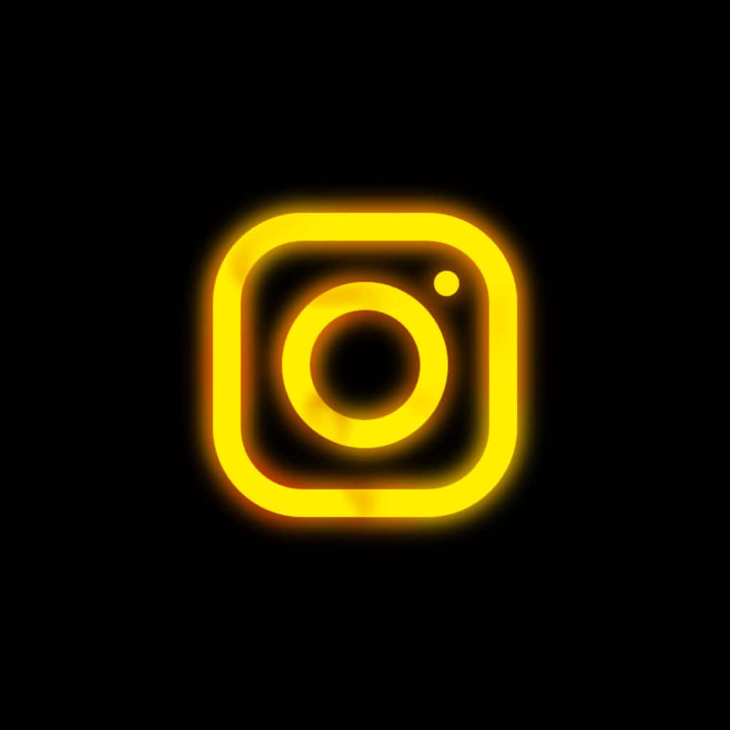 黑色背景上發光的黃色Instagram標誌
