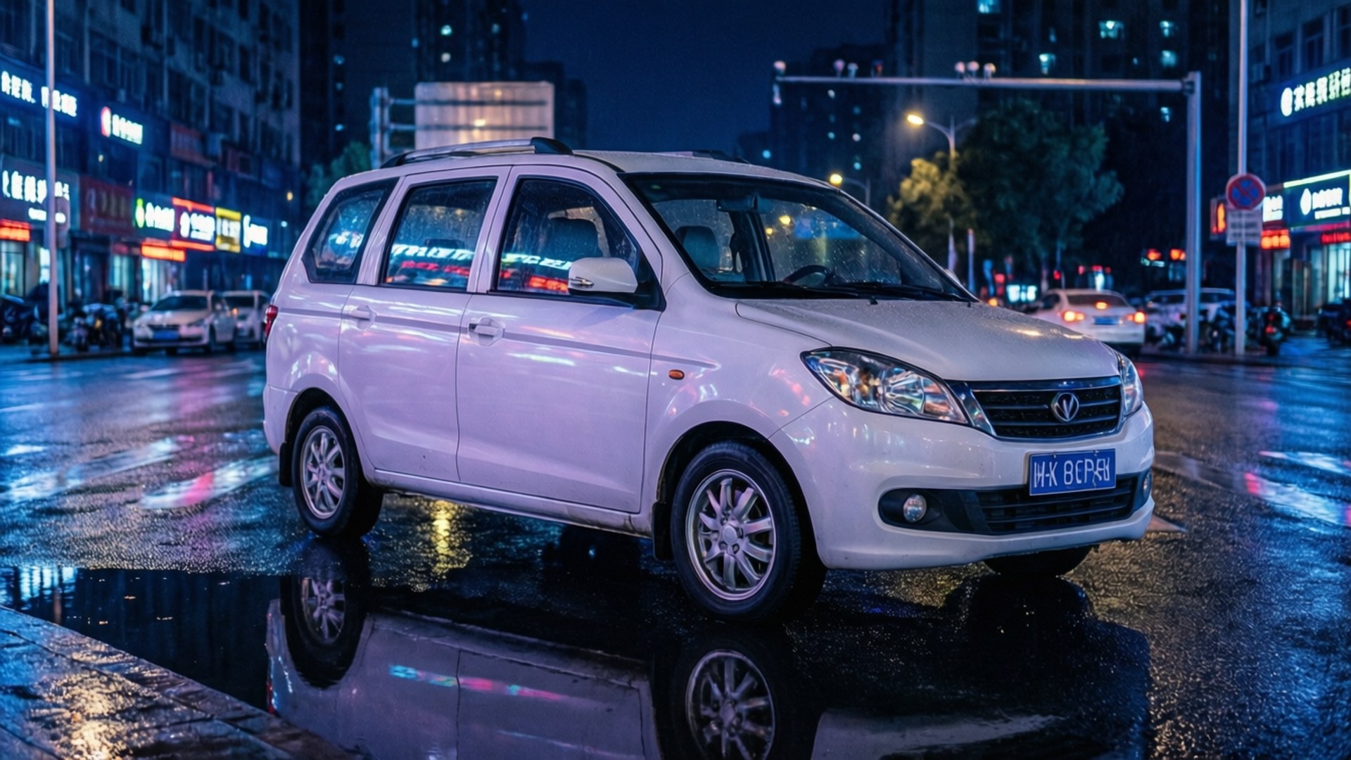 霓虹倒影 壁紙 — 一輛白色小型貨車在夜間濕漉漉的城市街道上閃閃發光，反射著周圍建築物的霓虹燈光。