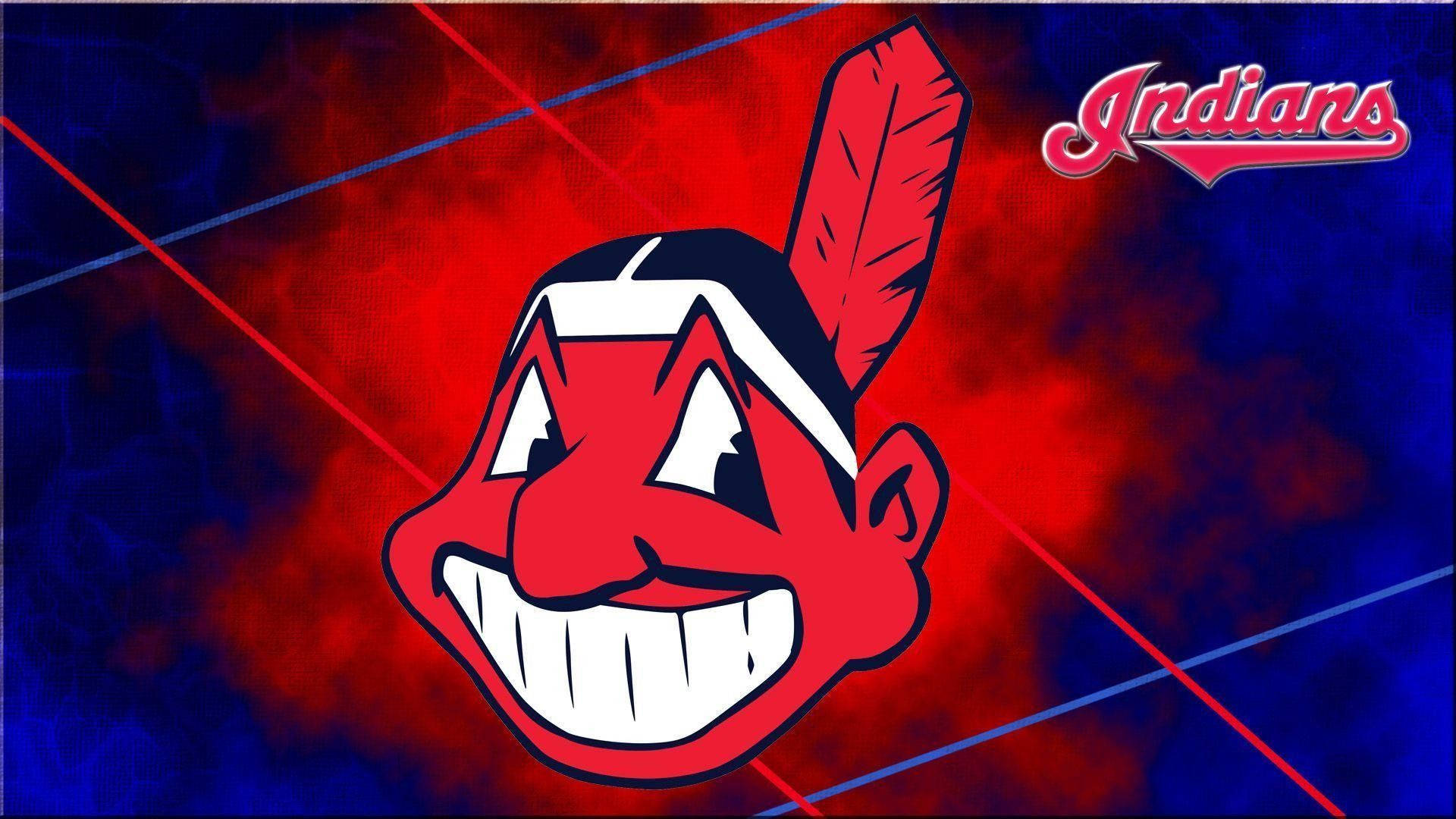霓虹克里夫蘭印第安人隊 Chief Wahoo 壁紙 — 一個大膽的紅色卡通美洲原住民吉祥物頭像，帶有羽毛和寬闊的笑容，背景是煙霧狀的紅色和藍色，帶有對角線條紋。