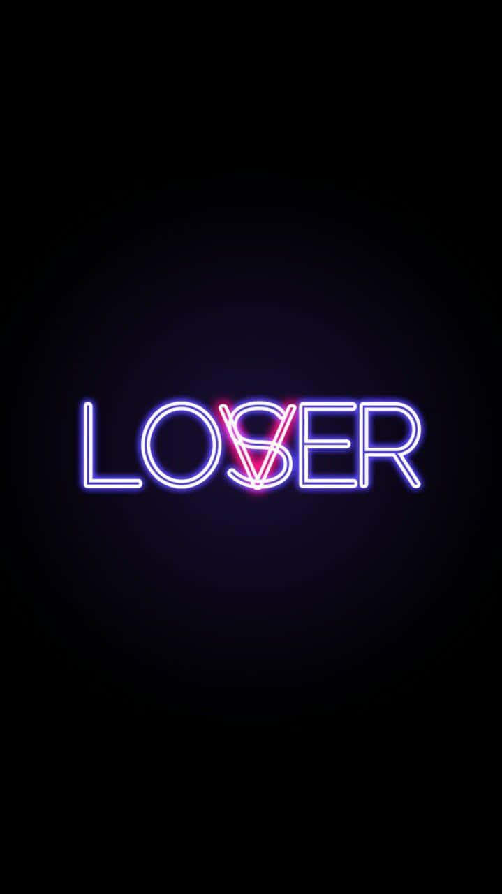 霓虹創意「愛者與輸家」圖 壁紙 — 「LOSER」一詞在深黑色背景上發出充滿活力的霓虹紫色和粉紅色光芒。