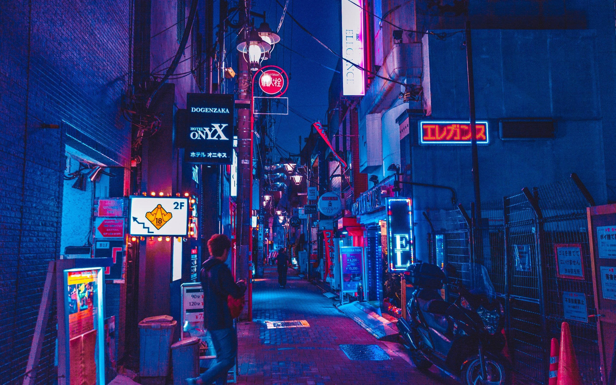 霓虹動漫巷弄夜景 壁紙 — 夜晚，一個孤獨的身影走在繁華日本城市的霓虹小巷中，周圍是發光的招牌和磚牆。