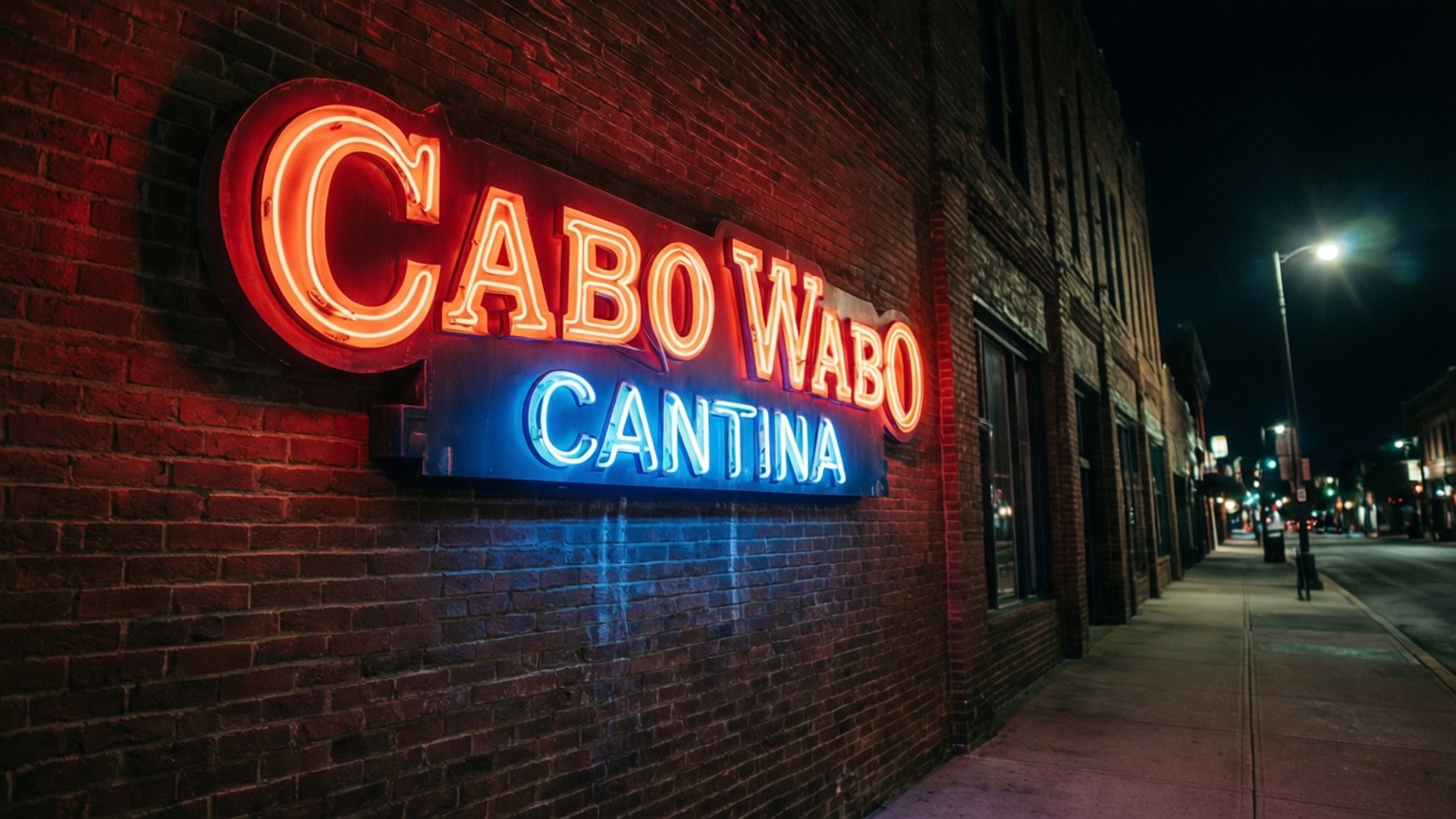 Cabo Wabo Cantina 的霓虹燈招牌在磚牆上發光。