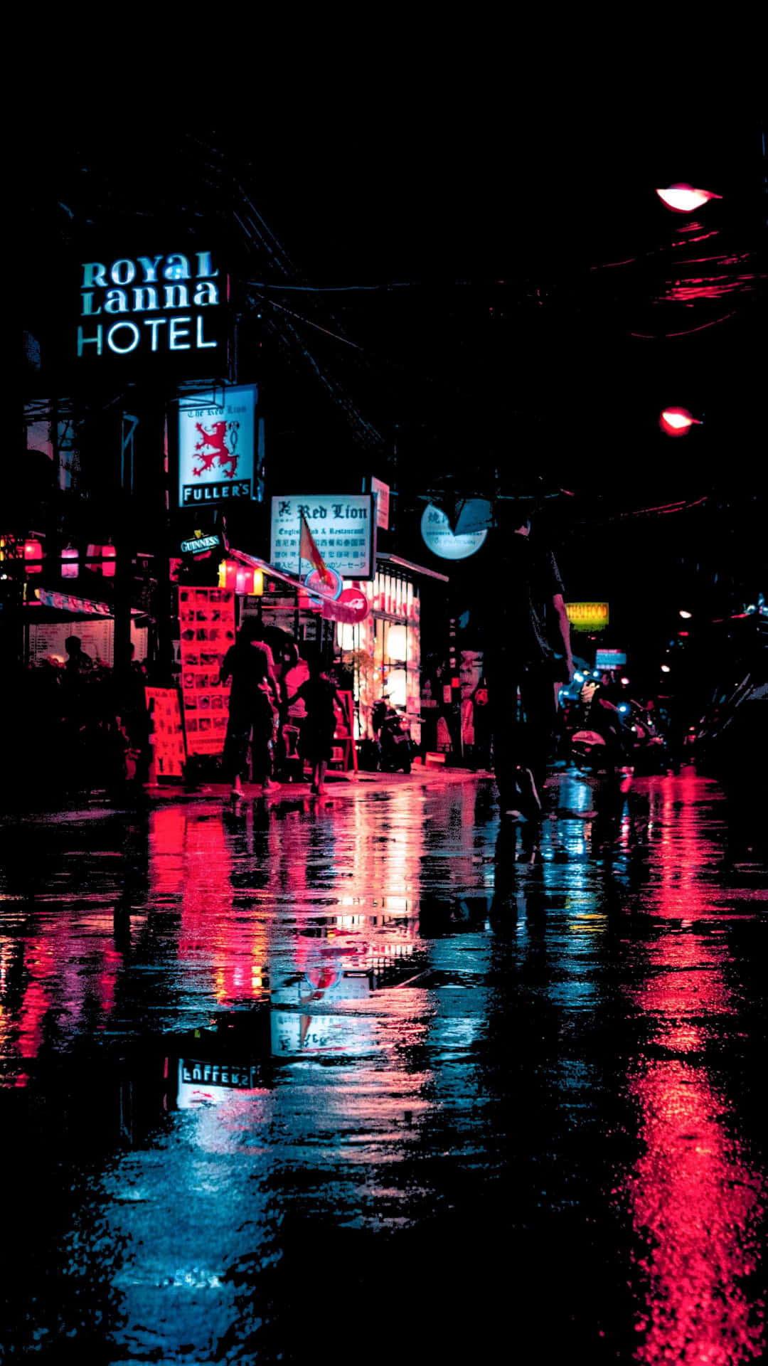 夜間潮濕的城市街道上，霓虹燈招牌閃爍著五彩繽紛的倒影。