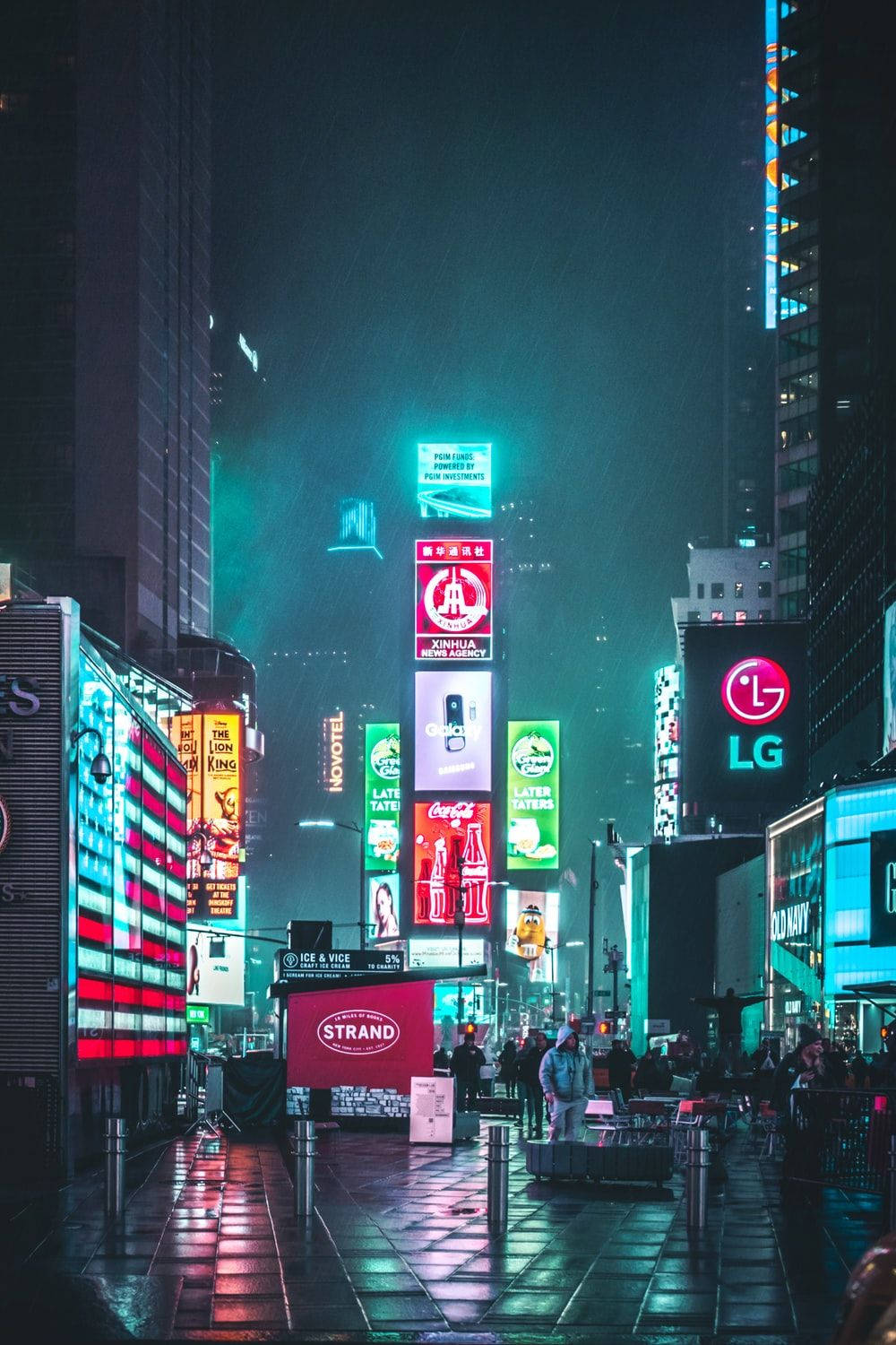 霓虹燈照亮的夜晚城市街道，雨水反射在濕瀝青和發光的廣告牌上。
